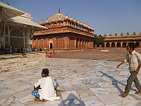Courtyard and palaces inside Fatehpur Sikri
